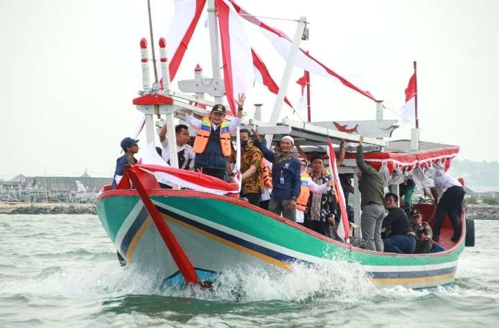 Bupati Lamongan, Yuhronur Efendi berada di arena acara tradisi petik laut Desa Lohgung, Kecamatan Brondong (Foto: Dokumentasi Infokom Lamongan)