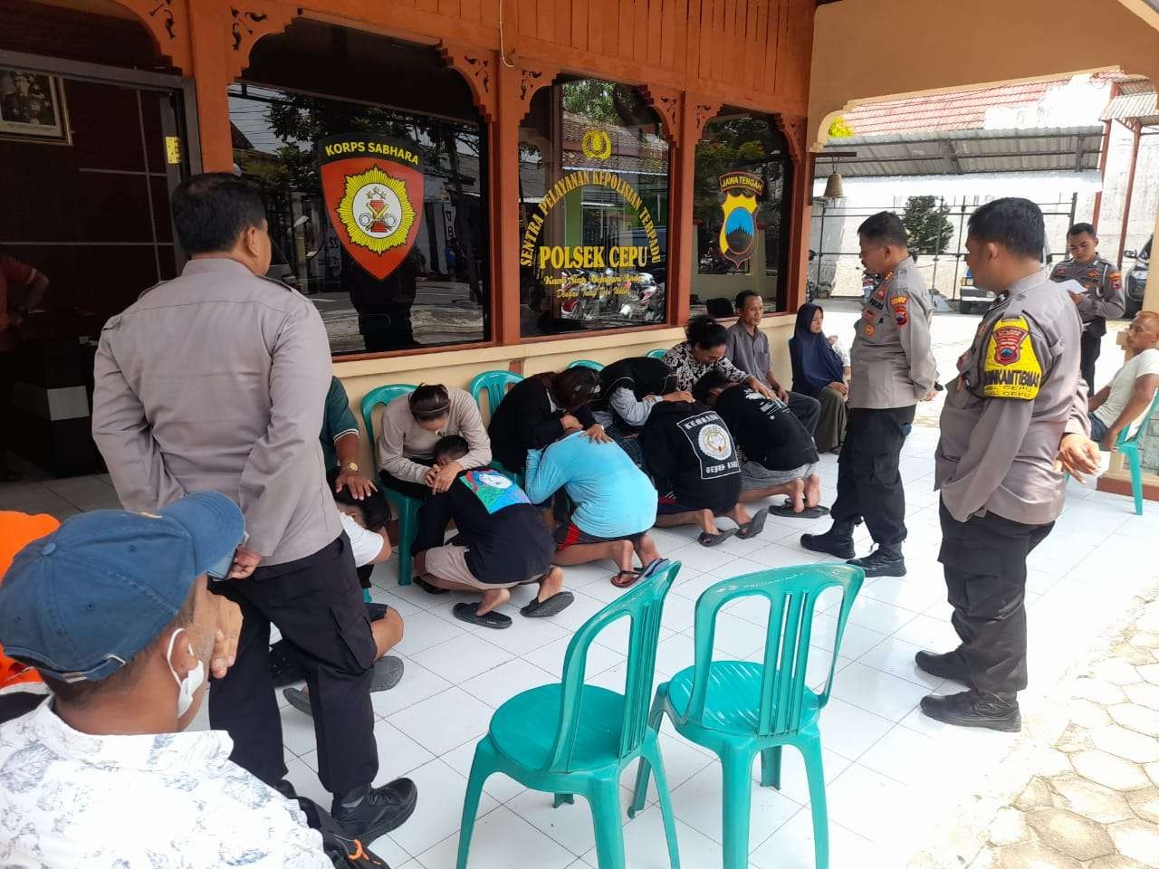 Para terduga pelaku yang masih ingusan, sungkem kepada orang tua masing-masing. Mereka terlibat kasus pembunuhan. (Foto: Ahmad Sampurno/Ngopibareng.id)