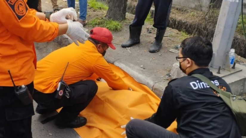 Proses evakuasi jenazah korban kecelakaan tunggal di Jalan Kalianak Barat (Foto: dok. BPBD Surabaya)