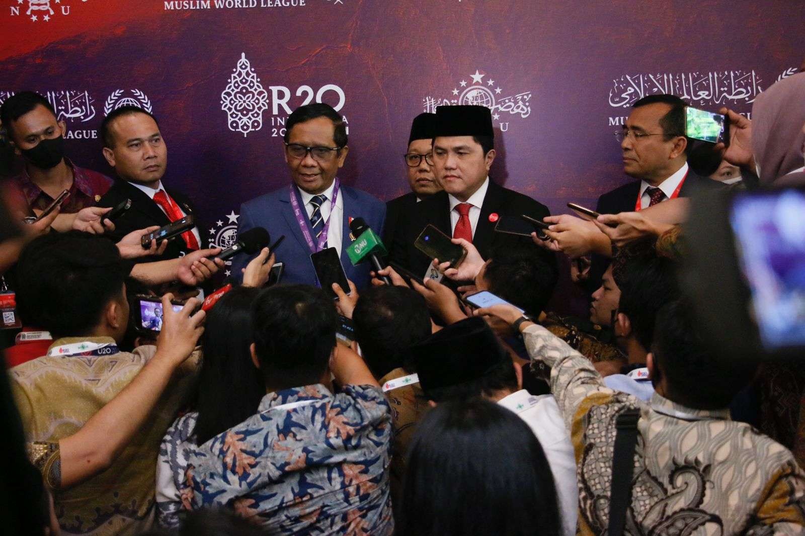 Mahfud MD bersama Erick Thohir, saat menjawab pertanyaan wartawan selepas acara pembukaan forum R20. (Foto:  LTN PBNU/Suwitno)