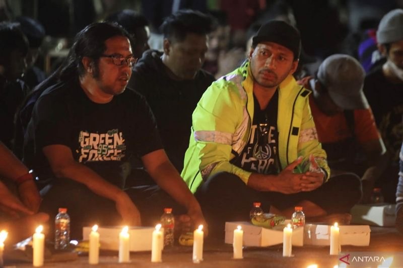 Kelompok suporter dari Persebaya Surabaya saat melakukan ziarah dan doa bersama di Stadion Kanjuruhan (Foto: Antara/Vicki Febrianto)