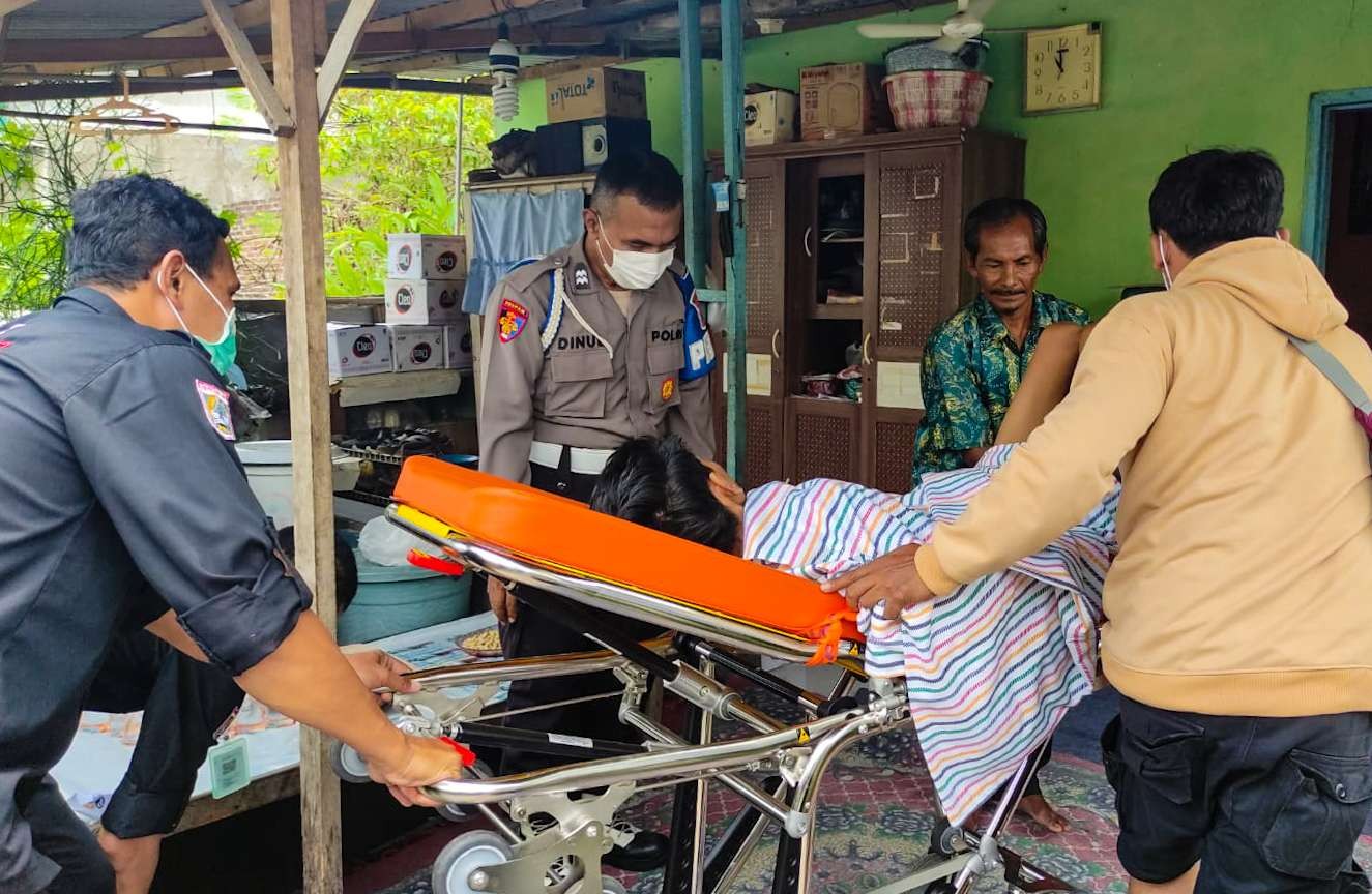 Vicky, korban tragedi Kanjuruhan tiba di rumah orang tuanya di Sidoarjo, Jawa Timur. (Foto: Aini Arifin/Ngopibareng.id)