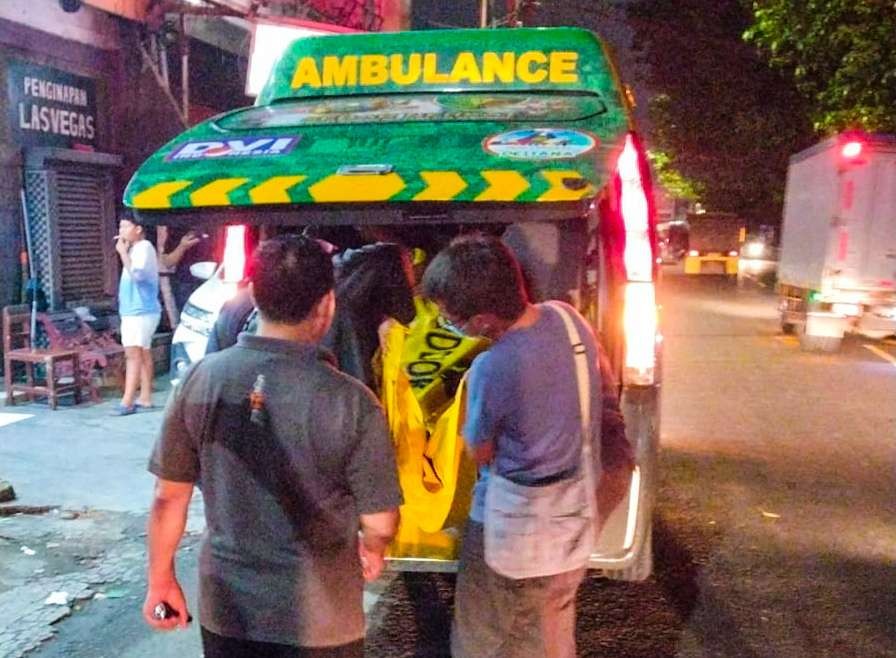 Proses evakuasi korban diduga pembunuhan di Hotel Sidoarjo (foto : istimewa)