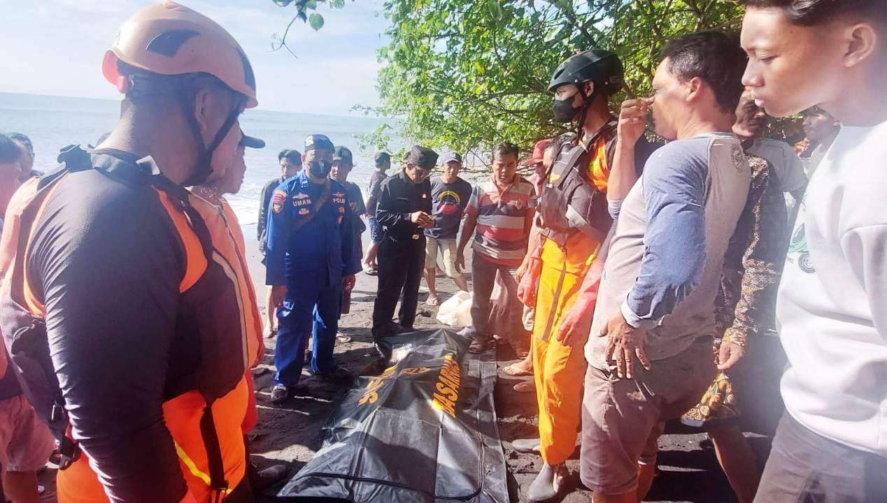 Tim SAR gabungan mengevakuasi jasad Irga Putra Nandu. Ia tenggelam di Pantai Sukowidi, Banyuwangi, Rabu 2 November 2022. (Foto: Tim SAR)