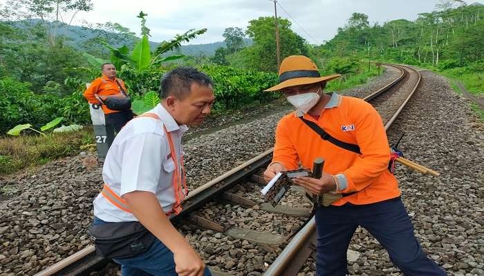 Petugas PT KAI Daop 9 Jember sedang mengecek perlintasan kereta api yang masuk kategori rawan bencana (Foto: Humas PT KAI Daop 9 Jember)