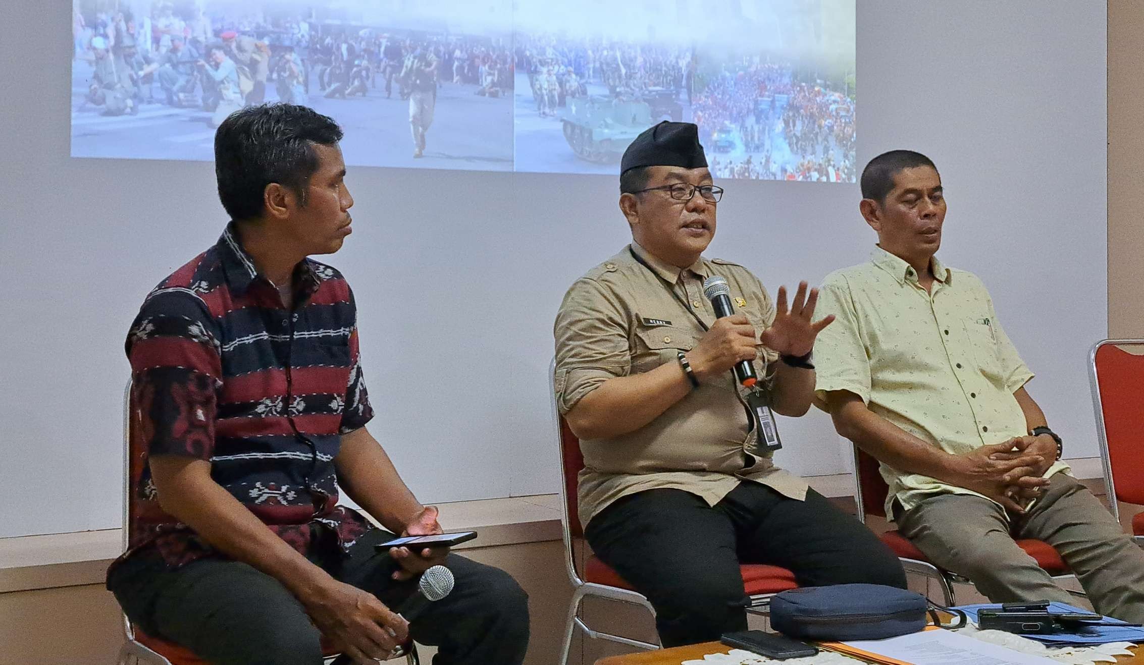 Herry Purwadi, Kepala Bidang Kebudayaan Disbudporapar Surabaya (tengah) saat menjelaskan gelaran acara Parade Juang Surabaya. (Foto: Pita Sari/Ngopibareng.id)