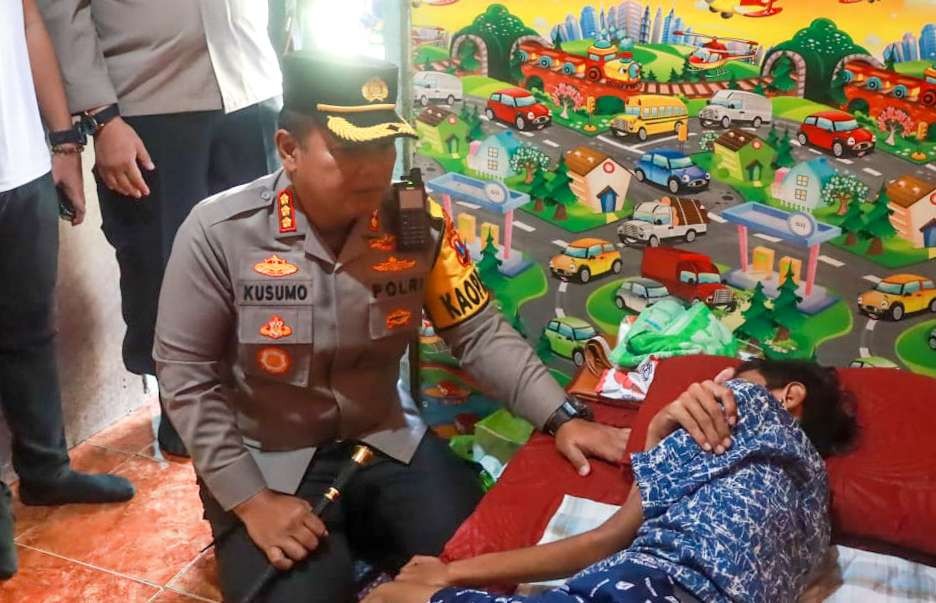 Kapolresta Sidoarjo saat kunjungi Vicky. (Foto: Aini/Ngopibareng.id)