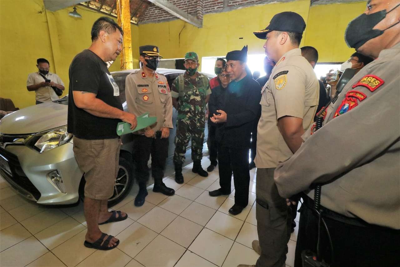 Tim gabungan saat menyegel tempat karaoke tidak berizin di Jalan Lingkar Utara (JLU), Kecamatan Mayangan, Kota Probolinggo. (Foto: Ikhsan Mahmudi/Ngopibareng.id)