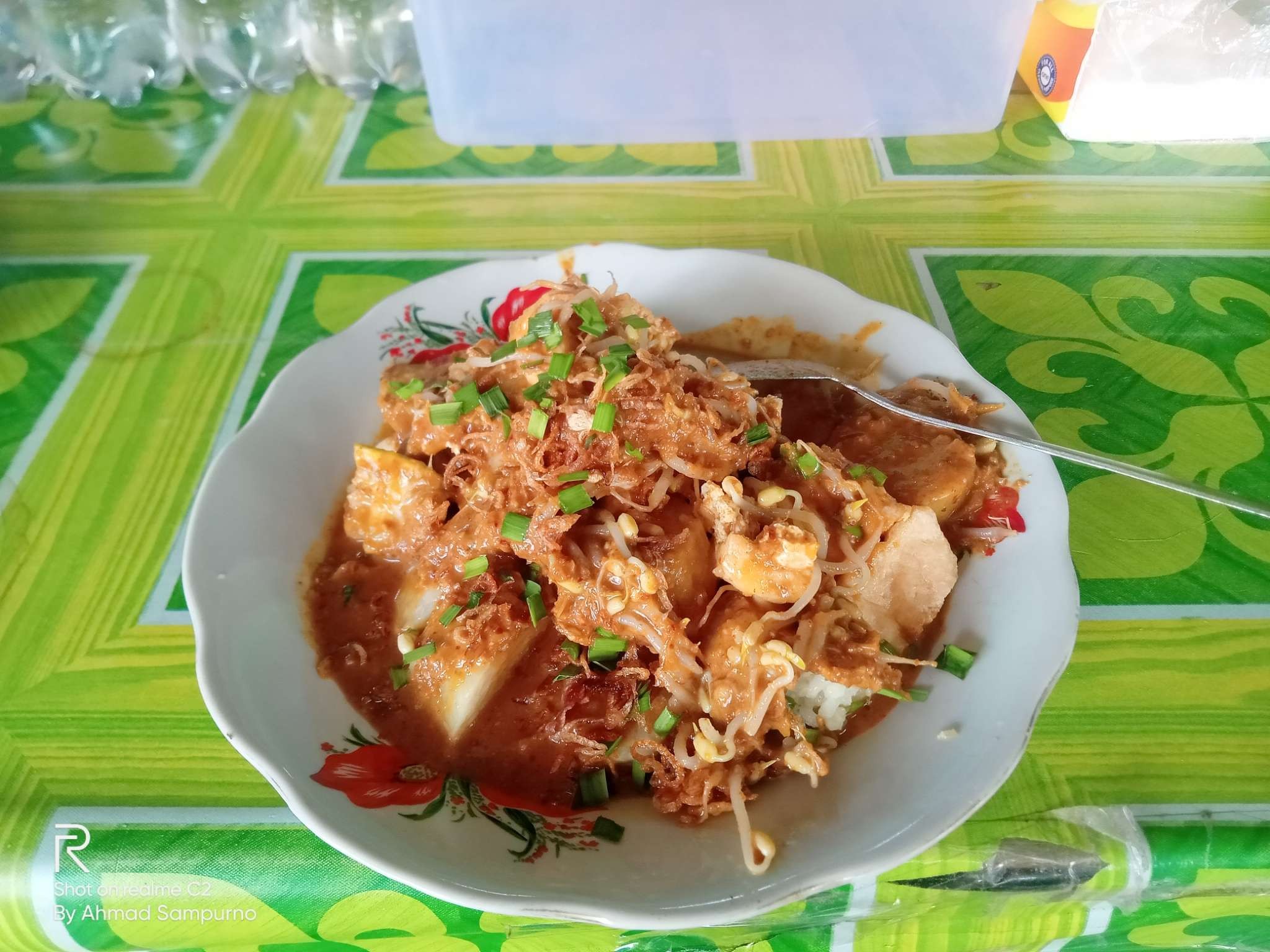 Lontong tahu Mbak Mut, Kawasan pasar Pon Blora (Ahmad Sampurno/ngopibareng.id)