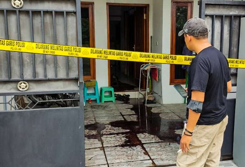 Lokasi depan rumah kakek Johan, dipasang garis polisi (Foto: Aini Arifin/Ngopibareng.id)