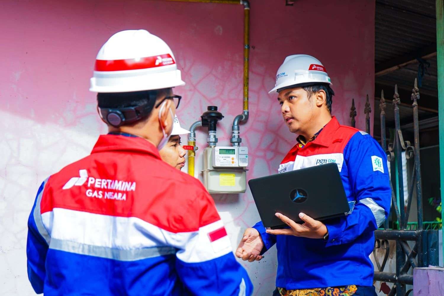 Petugas PGN sedang memeriksa dan memastikan jargas Sambungan Rumah Tangga. (Foto: dok. PGN)