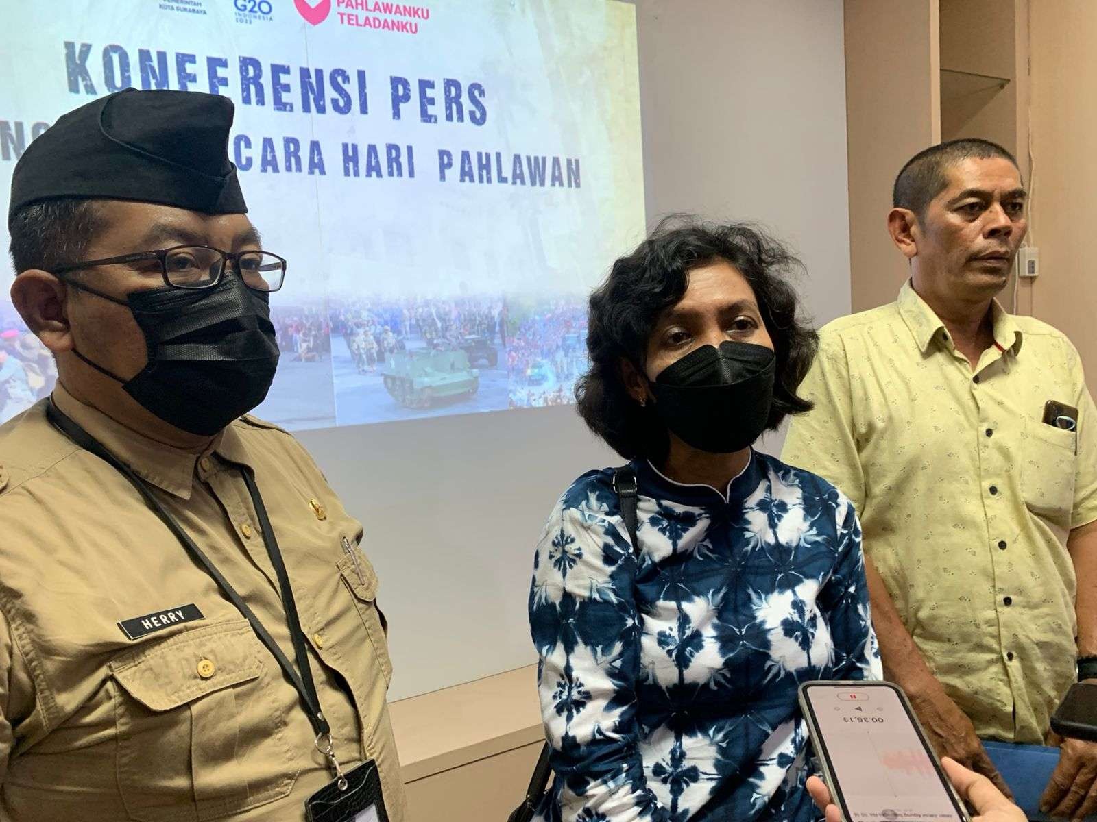 Kepala Badan Kesatuan Bangsa dan Politik (Bakesbangpol) Surabaya, Maria Theresia Ekawati Rahayu (tengah) saat pres conference bersaama wartawan, Kamis, 3 November 2022. (Foto: Pita Sari/Ngopibareng.id)