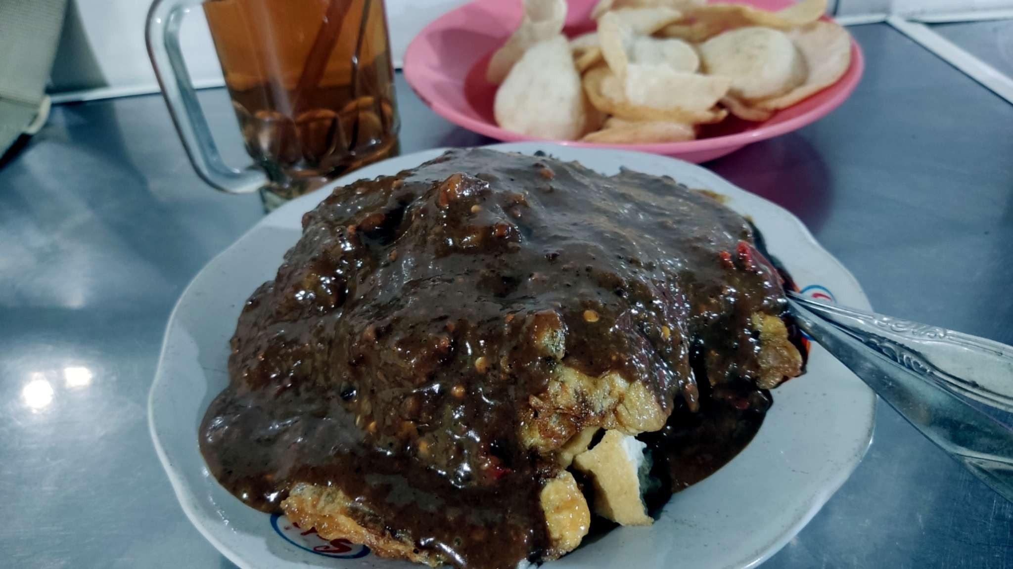 Kuliner Sidoarjo, Tahu Tek Cak Sodiq. (Foto: Fariz Yarbo/Ngopibareng.id)