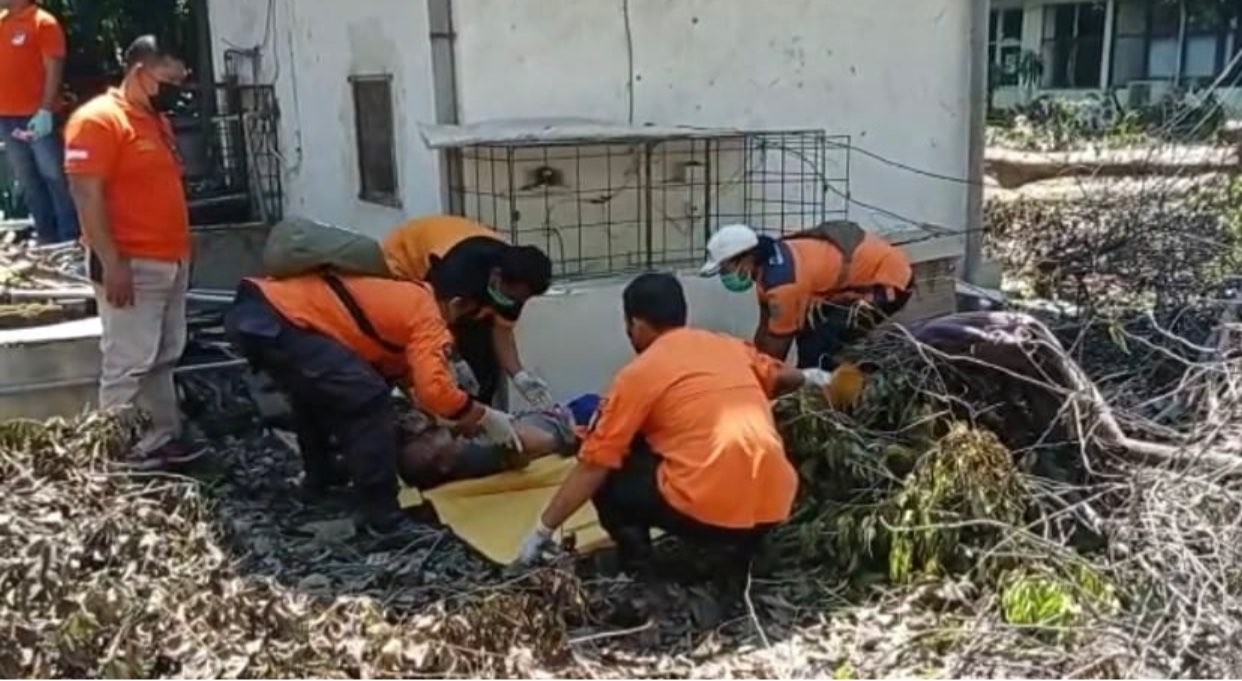 Proses evakuasi jenazah petugas rumah tangga UPN Veteran Jatim, yang tewas tersengat listrik (Foto: BPBD Surabaya)