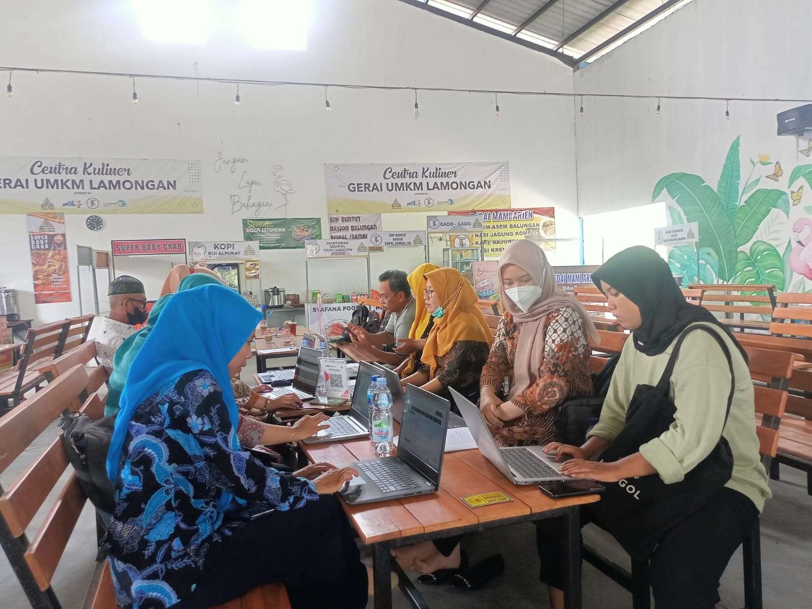 Sejumlah pelaku UMKM sedang mengikuti proses sertifikasi BPOM (Foto:Imron Rosidi/ngopibareng.id)