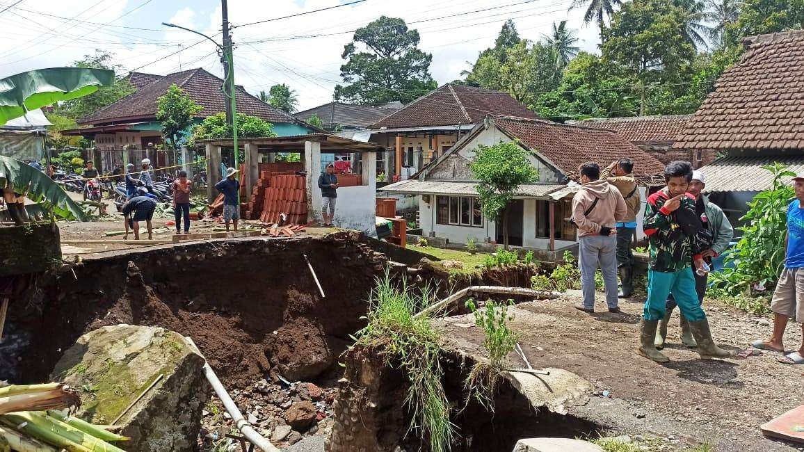 Salah satu jembatan yang menghubungkan dua Dusun di Desa Kalibaru wetan putus akibat terjangan banjir bandang (Foto: Muh Hujaini/Ngopibareng.id)