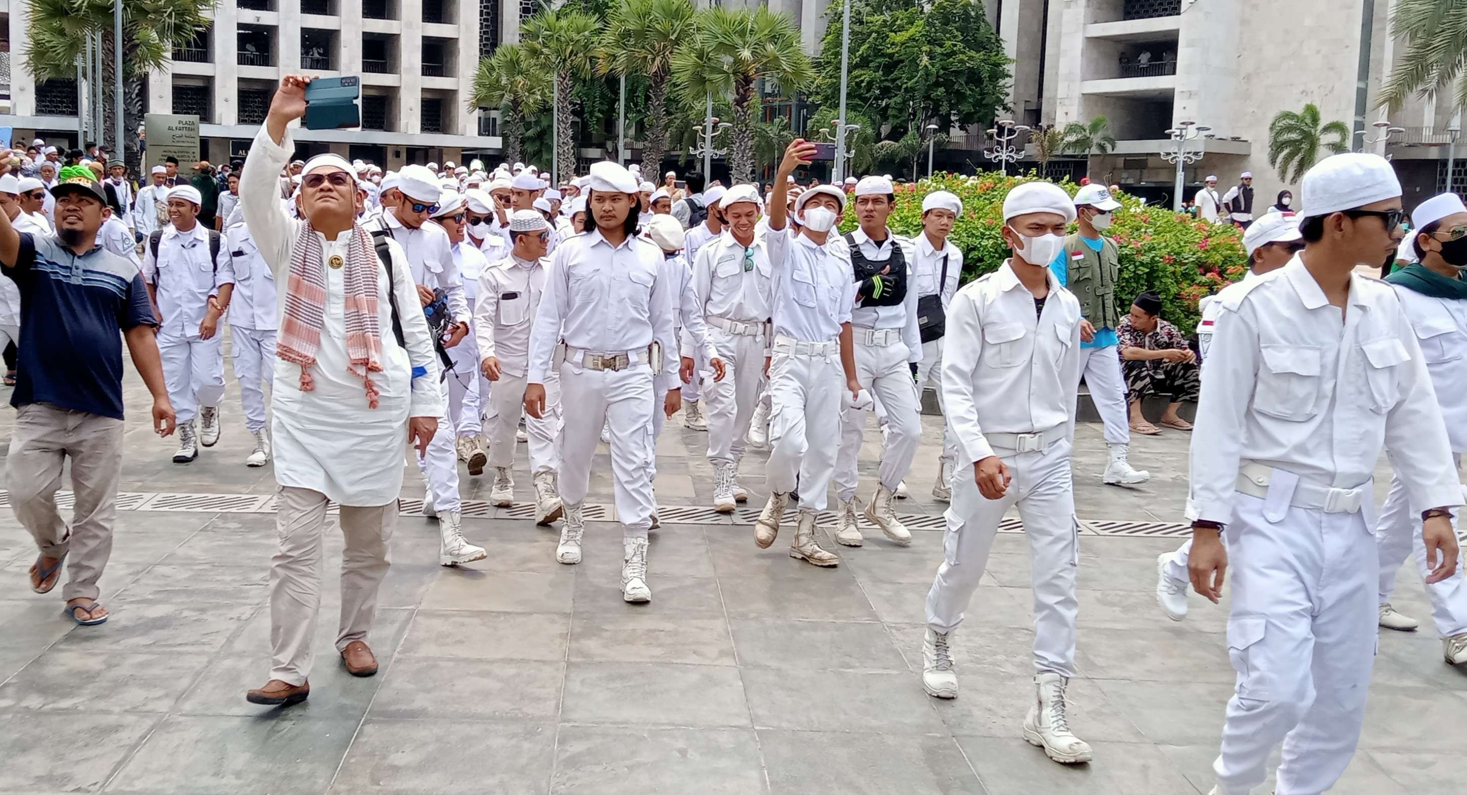 Peserta Aksi 411 meninggalkan halaman Masjid Istiqlal menuju Patung Kuda Jl Medan Merdeka Barat ( foto: Asmanu Sudarso/ngopibareng.id)