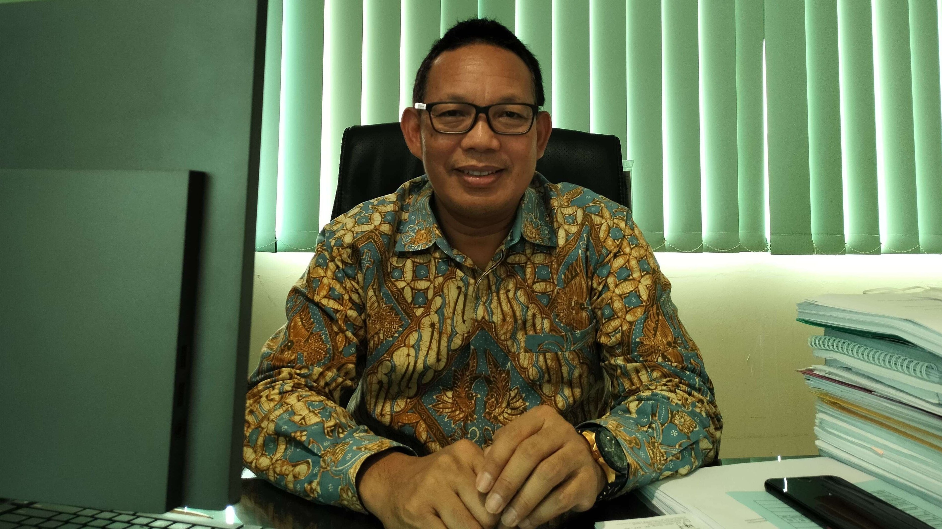 Dekan Fakultas Farmasi Unair Prof Junaidi Khotib menjelaskan, etilen glikol dan dietilen glikol. (Foto: Dok Unair)