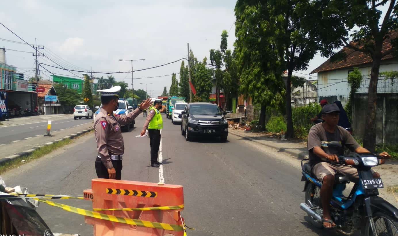 Satlantas Polres Lamongan mengatur arus lalu lintas di lokasi jembatan ambles di Babat. (Foto: Istimewa)