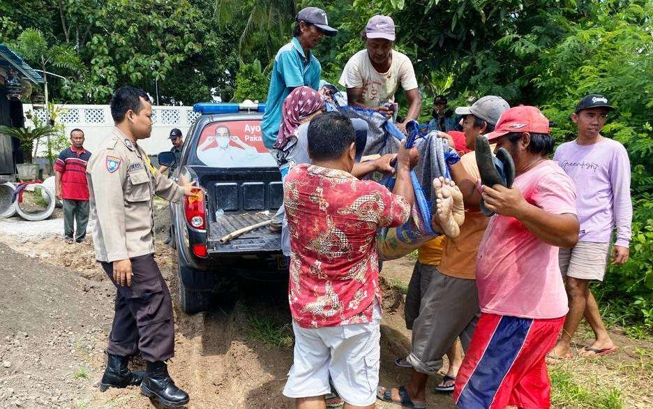 Petugas mengevakuasi korban untuk dibawa ke rumah duka. (Foto: Istimewa)