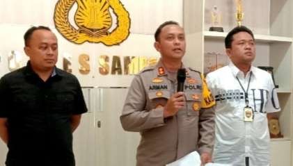 Kapolres Sampang AKBP Arman (tengah) membeberkan kronologi kasus perkosan terhadap gadis 13 tahun yang dilakukan sembilan pemuda di Sampang, Jawa Timur. (Foto: Dokumentasi Polres Sampang)