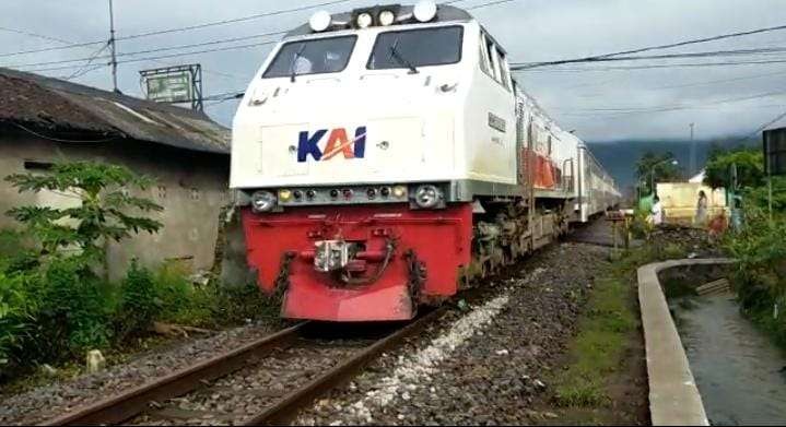 Kereta Api Pandang Wangi saat melintas di jalur kereta yang sempat rusak akibat banjir (Foto: Humas KAI Daop 9 Jember)