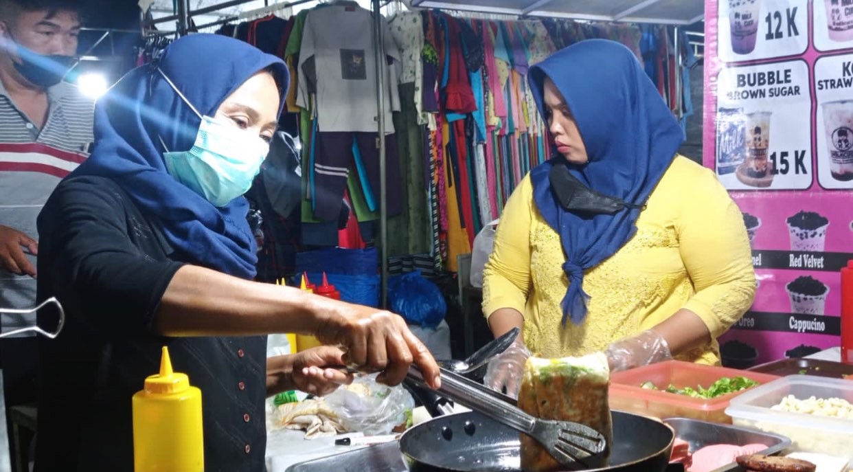 Pedagang lumpia beef di Kodam V Brawijaya (Foto: Andhi Dwi/Ngopibareng.id)