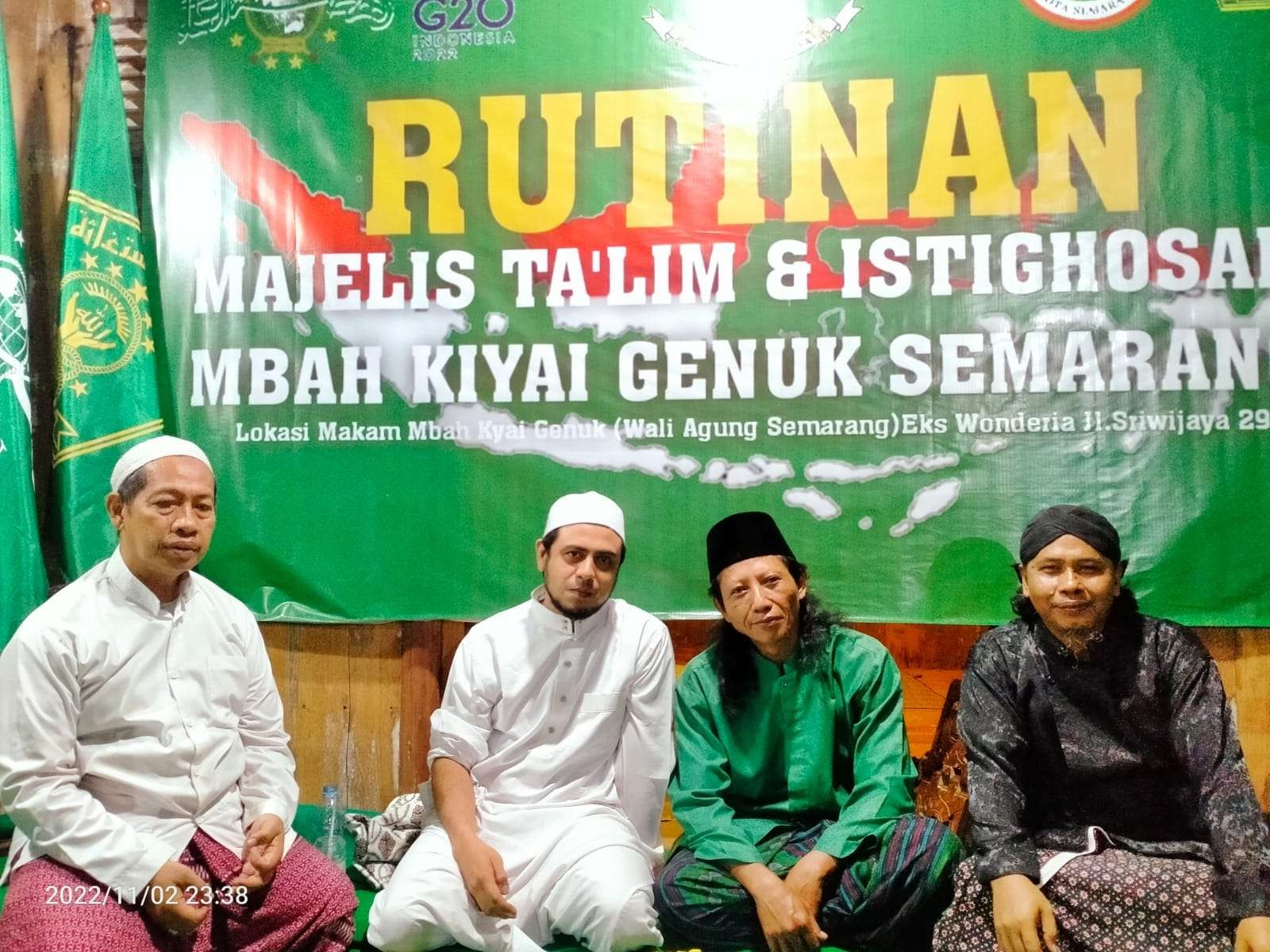 Para Pegiat Pecinta Makam Ulama Nusantara. Di antaranya, Habib Husen, Mbah Kiai Mastur Al Karomah Semarang, dan R.T. Prawirasasra. (Foto: Pecinta Nusantara)