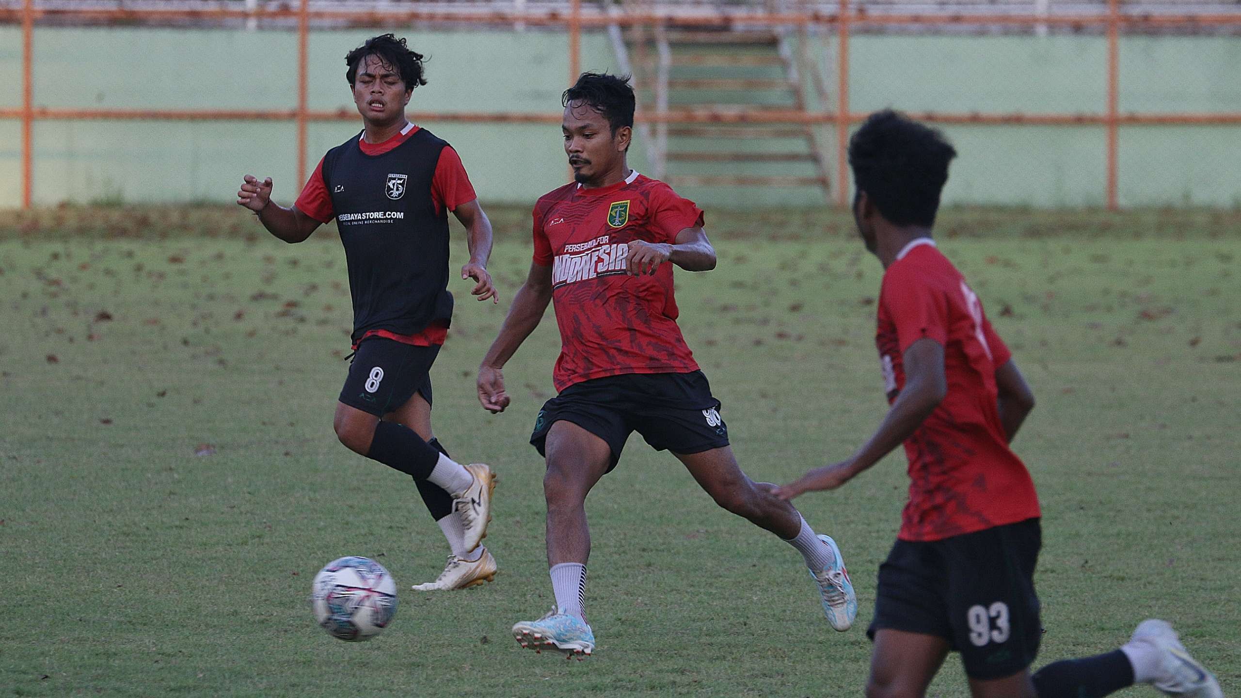 Tim Persebaya saat menjalani sesi latihan. (Foto: Fariz Yarbo/Ngopibareng.id)