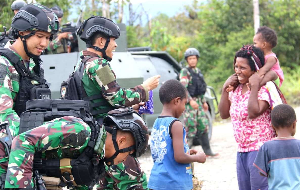 Prajurit Satgas Yonif Raider 514/SY menyapa warga Kampung Ginid Distrik Kenyam, Papua Pegunungan.(Foto:penyonif raider 514)