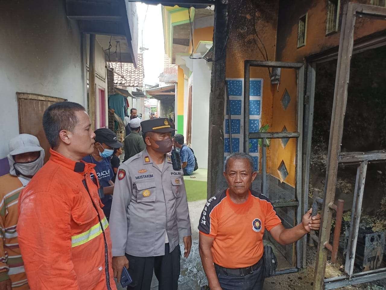 Diduga istri teleponan dengan teman pria, seorang suami di Kediri ngamuk bakar rumah. (Foto: Istimewa)