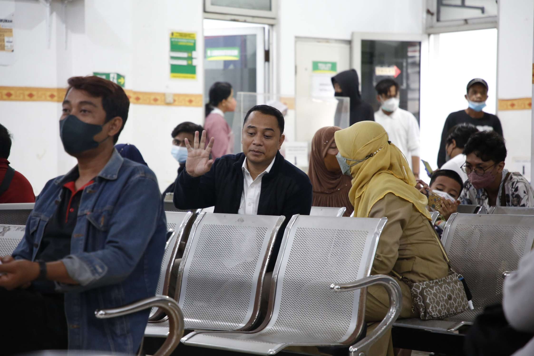 Walikota Surabaya, Eri Cahyadi saat sidak di Puskesmas Sidotopo dan Gayungan. (Foto: Humas Pemkot Surabaya)