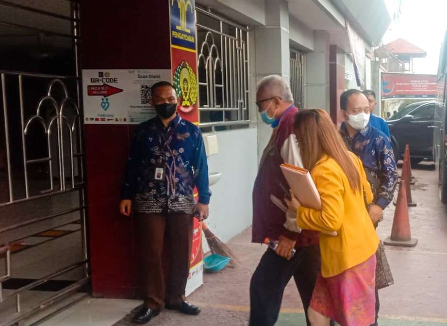 Terdakwa tatang istiawan (jaket merah) saat tiba di Rutan Medaeng (foto : Aini/Ngopibareng.id)