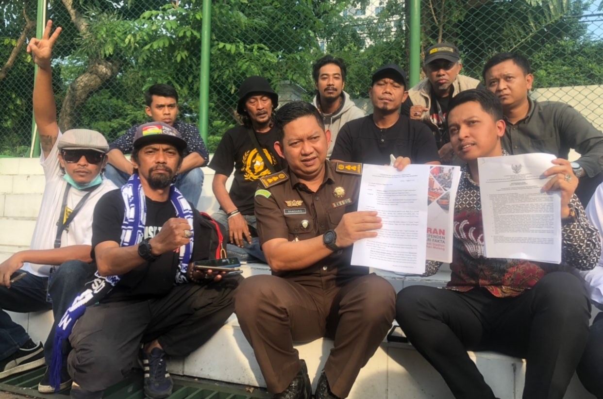 Tim Gabungan Aremania (TGA) menjelaskan video tembakan gas air mata di tragedi Kanjuruhan ke Kejati Jatim. (Foto: Andhi Dwi/Ngopibareng.id)