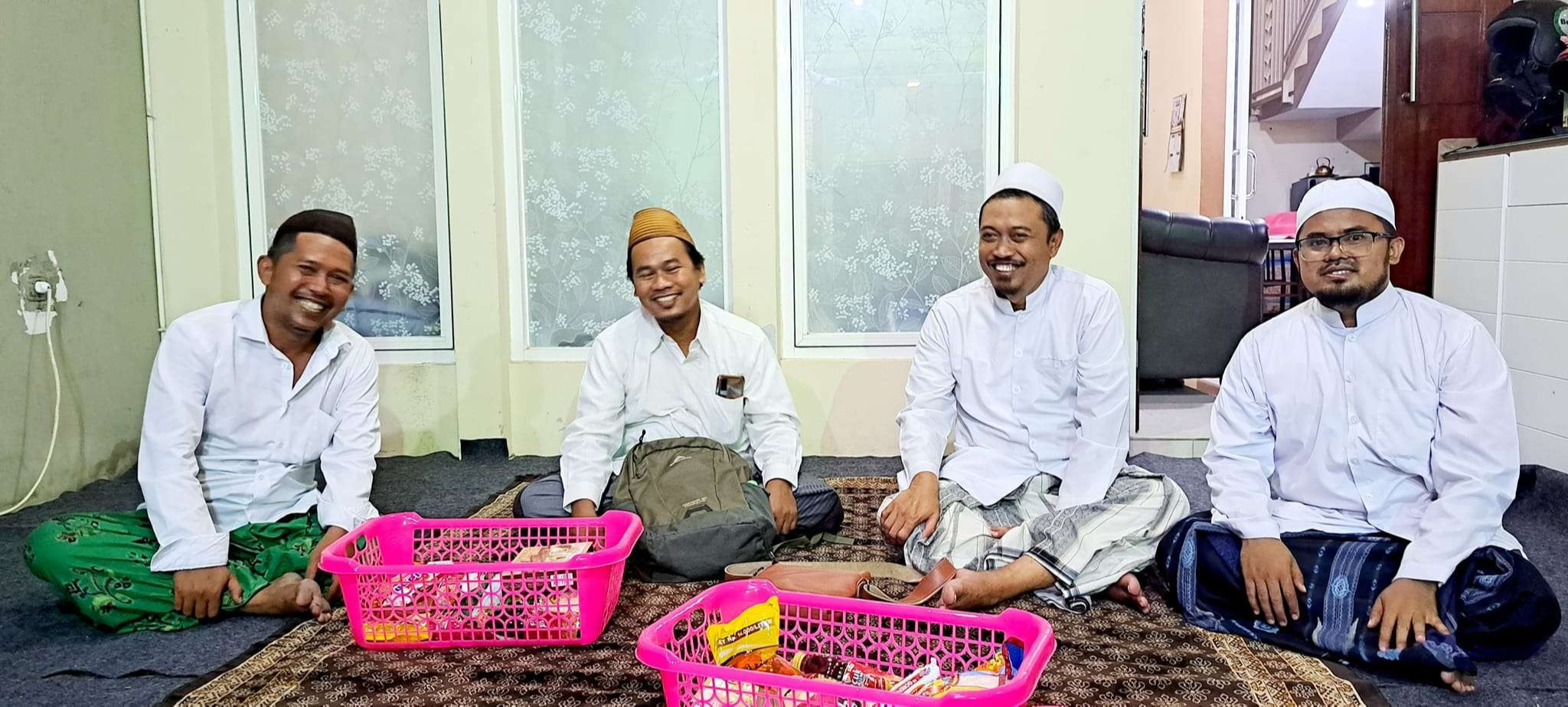 Paling pinggir kanan kiri dari Kiai Ma'fuf Khozin, adalah H Abd Rahman Nafis dan Tuan Rizal Escobar bahagia tertawa karena gemar berbagi sedekah. Kiai Ma'ruf Khozin bahagia saat kemana-mana ditemani istri. Sebelahnya, Ust Multazam Muslih berbahagia saat tidak dimarahi istrinya. (Foto: ma'ruf khozin)