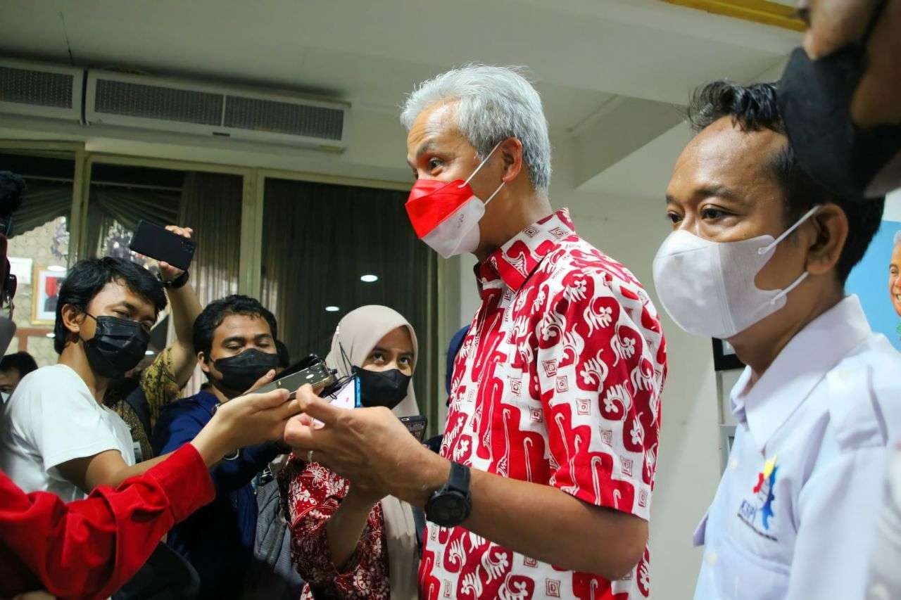 Baliho dengan foto Gubernur Jawa Tengah Ganjar Pranowo terpasang di sejumlah titik di Kota Semarang. (Foto: Istimewa)