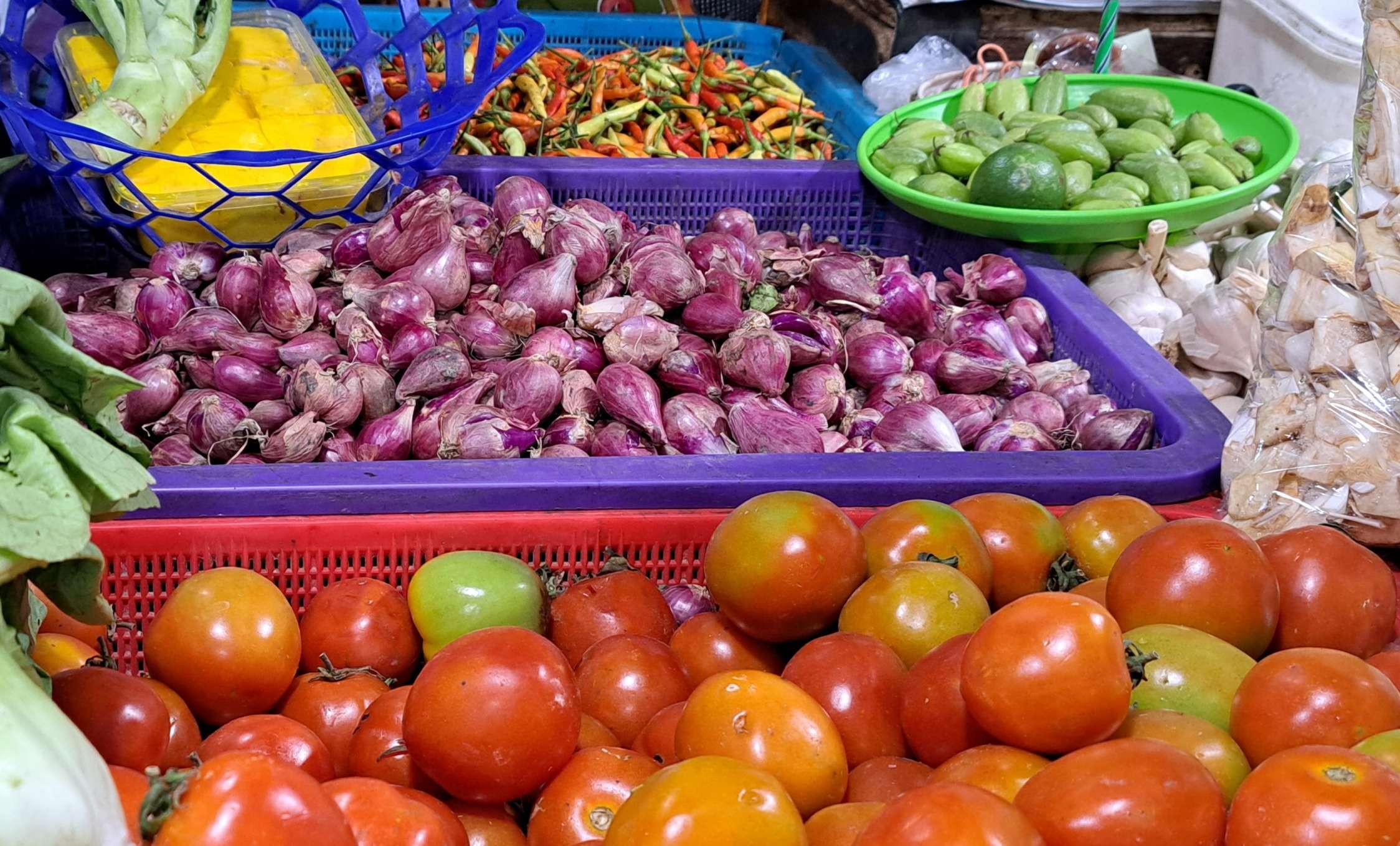 Bawang merah mengalami kenaikan harga tiga hari ini di Surabaya. (Foto: Pita Sari/Ngopibareng.id)