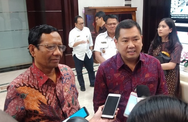 Executive Chairman at MNC Group Hary Tanoesoedibjo (HT) vs Menko Polhukam, Mahfud MD, soal suntik mati TV analog migrasi digital. (Foto: Dokumentasi MNCTV)