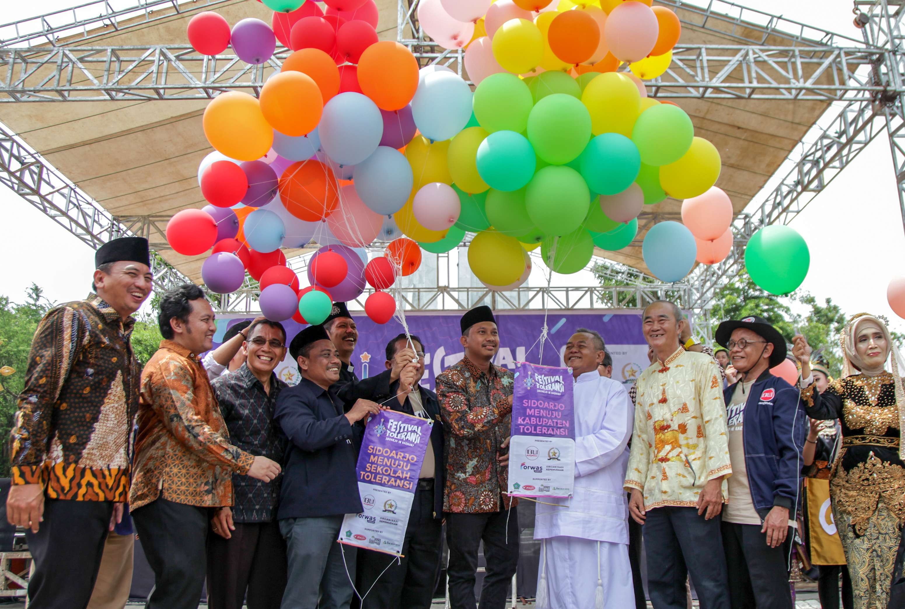 Bupati Sidoarjo bersama pimpinan pemuka agama membuka festival toleransi (foto : Aini/Ngopibareng.id)