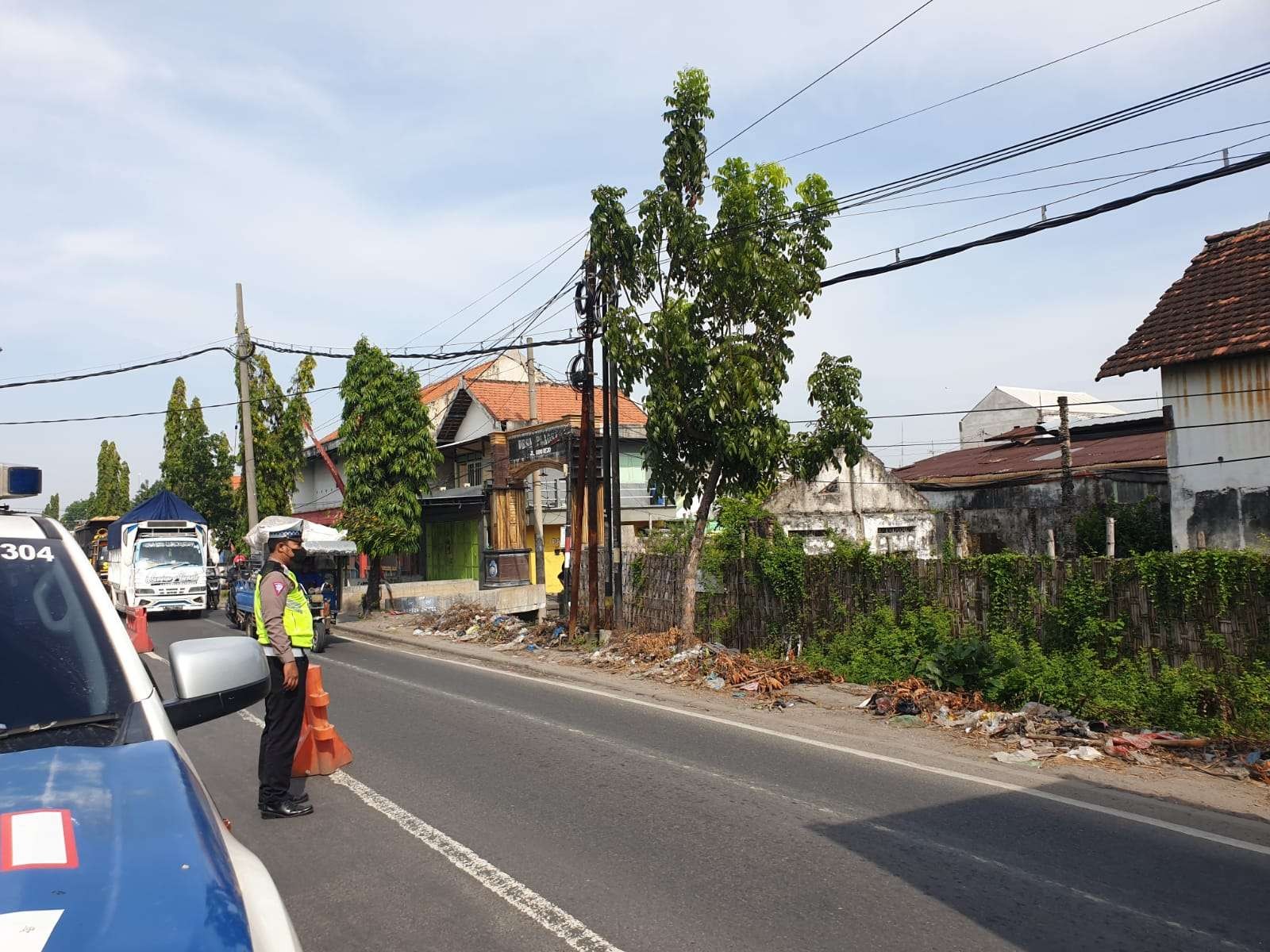 Satlantas Polres Lamongan tetap siaga untuk mengatur arus lalu lintas di sekitar lokasi jembatan ambles. (Foto: Istimewa)