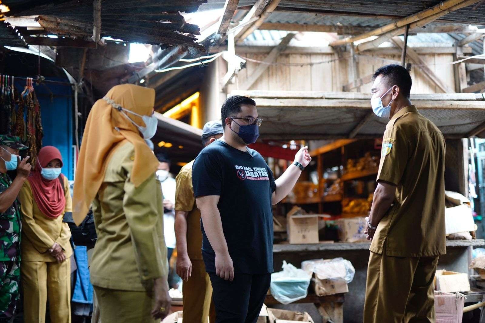 Bupati Kediri, Hanindhito Himawan Pramono, tekan inflasi daerah dengan menggelar operasi pasar, khususnya bahan pokok. (Foto: Kominfo Kabupaten Kediri)