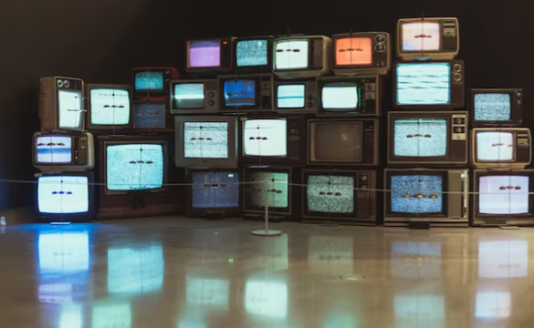 Kementerian Komunikasi dan Informatika (Kominfo) melakukan penghentian siaran TV analog atau analog switch off (ASO) per 2 November 2022. (Foto: Unsplash)