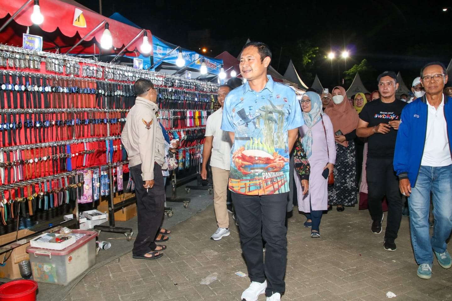 Keterangan Foto : Bupati Lamongan Yuhronur Efendi mengunjungi berbagai stand di Pekan Raya WBL. 2022(Foto: Dokumen Infokom)