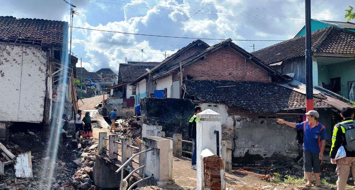 Rombongan Kejari Banyuwangi melihat langsung kondisi pemukiman warga yang rusak akibat banjir bandang (Foto: Dok. Kejari)