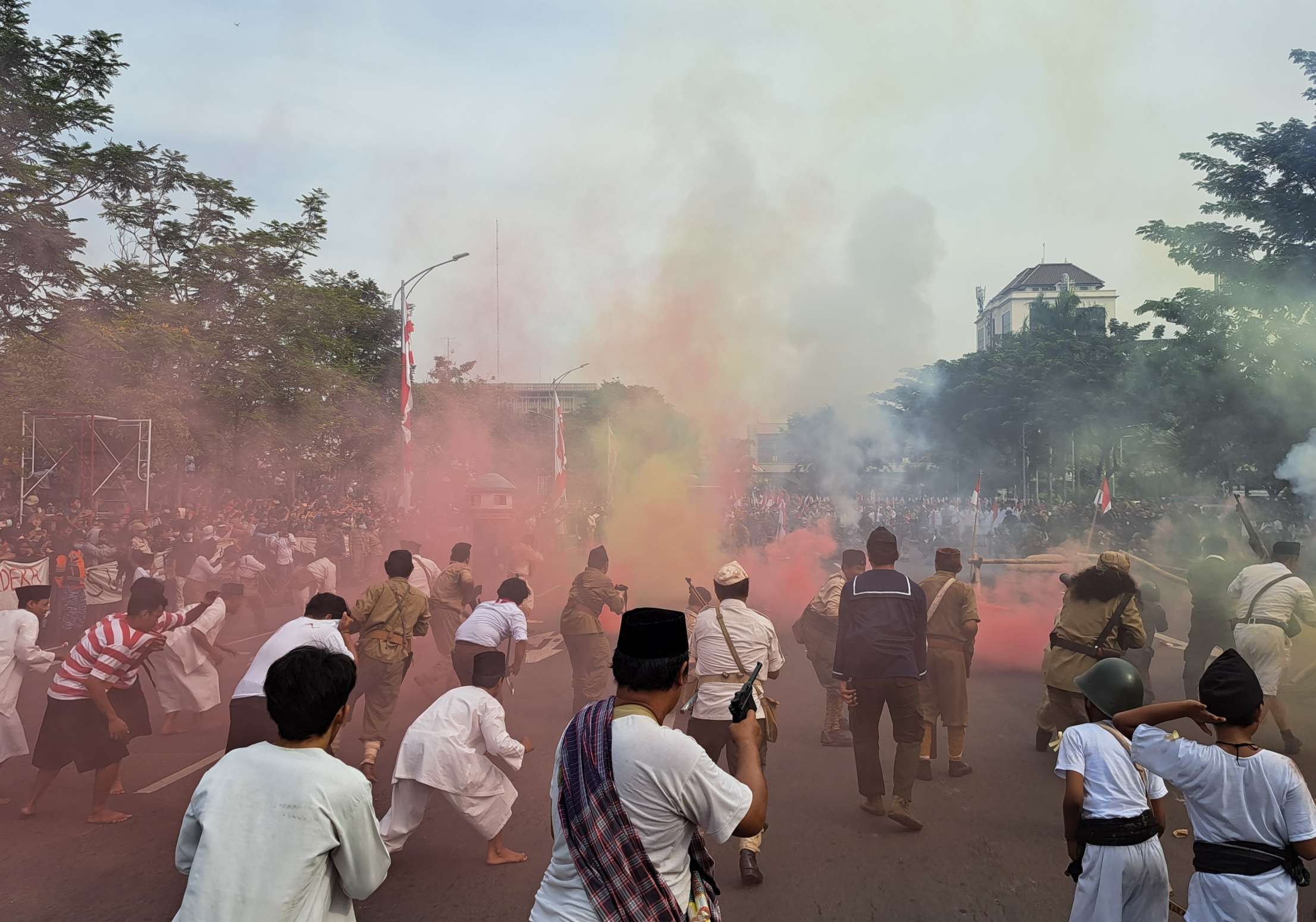 Teatrikal pertempuran 10 November 1945 yang diperankan oleh komunitas pecinta sejarah di Surabaya. (Foto: Pita Sari/Ngopibareng.id)