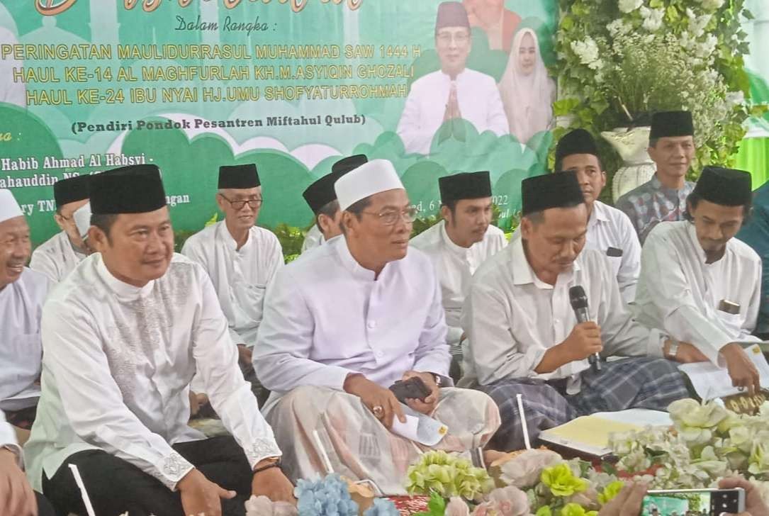 Gus Baha (urutan tiga dari kiri) dan Bupati Lamongan Yurohnur Efendi saat mengaji di Ponpes Miftahul Qulub Lamongan (Foto: Imron Rosidi/Ngopibareng.id)