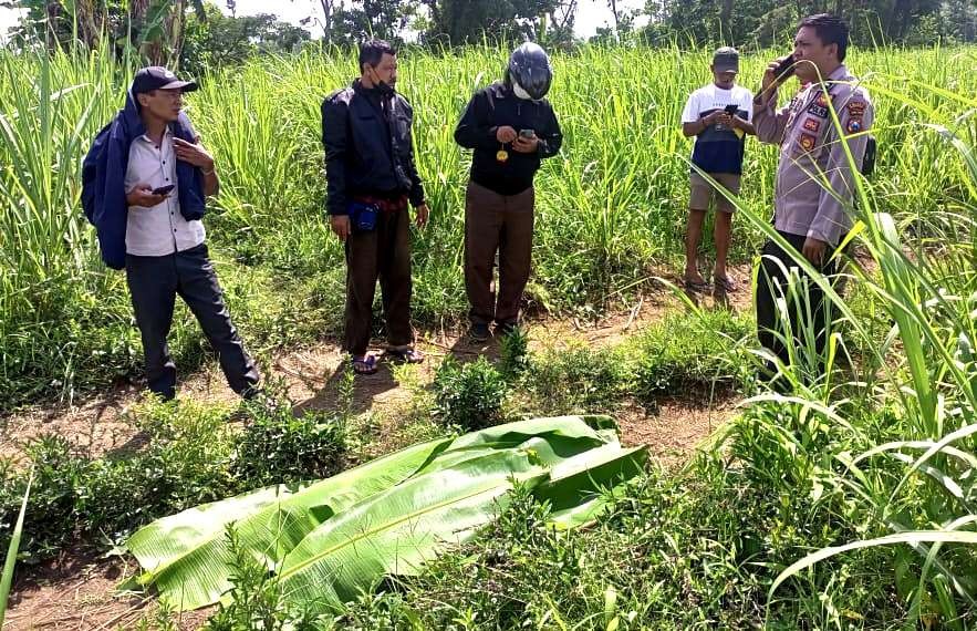 Anggota Satreskrim Polres Bondowoso dan Polsek Sukosari di TKP jasad kakek 83 tahun ditemukan. (foto:guido saphan/ngopibareng.id)