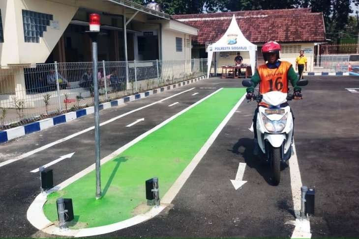 Ujian praktik pembuatan surat izin mengemudi (SIM) untuk kendaraan roda dua di Polresta Sidoarjo, Jatim, Senin 11 Maret 2019. (Foto: Antara/Indra)