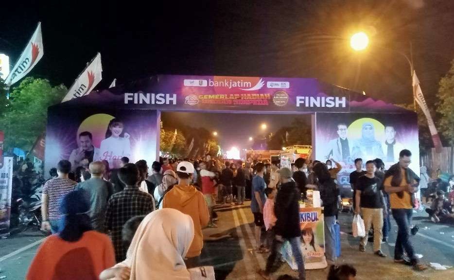 Replika gapura masuk Event Night Colour Fun Walk yang digelar oleh Bank Jatim. (Foto: Khoirul Huda/Ngopibareng.id)