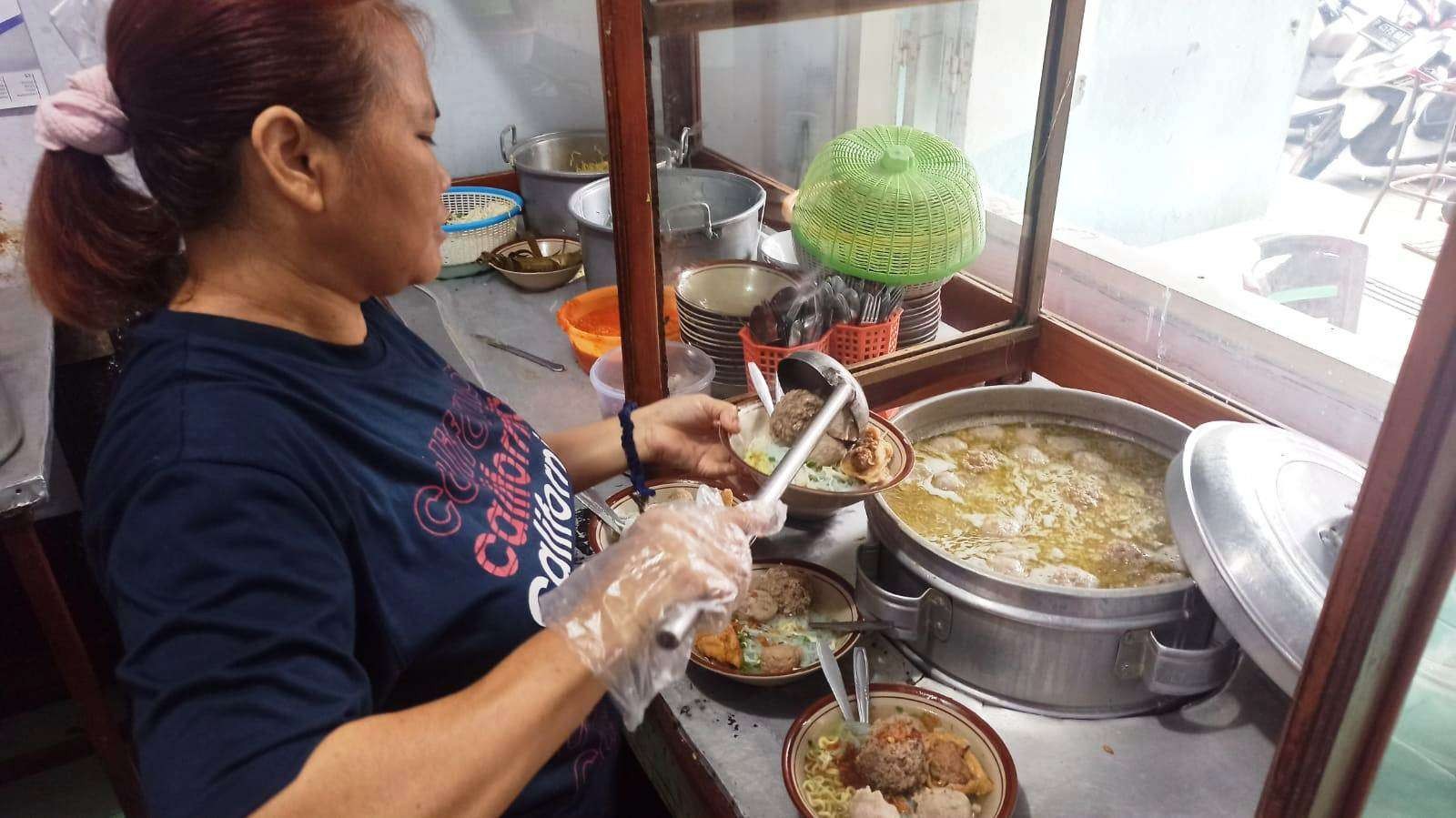 Warung Bakso Pak Untung merupakan warung bakso legendari yang berada di kota Banyuwangi (foto: Muh Hujaini/Ngopibareng.id)